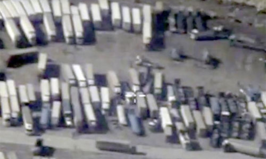 Hình ảnh do Nga cung cấp hôm 2/12 cho thấy khu vực biên giới Syria - Thổ Nhĩ Kỳ. Moscow nói đoàn xe trong ảnh là xe chở dầu lậu của IS từ Syria sang Thổ Nhĩ Kỳ - Nguồn: Reuters.
