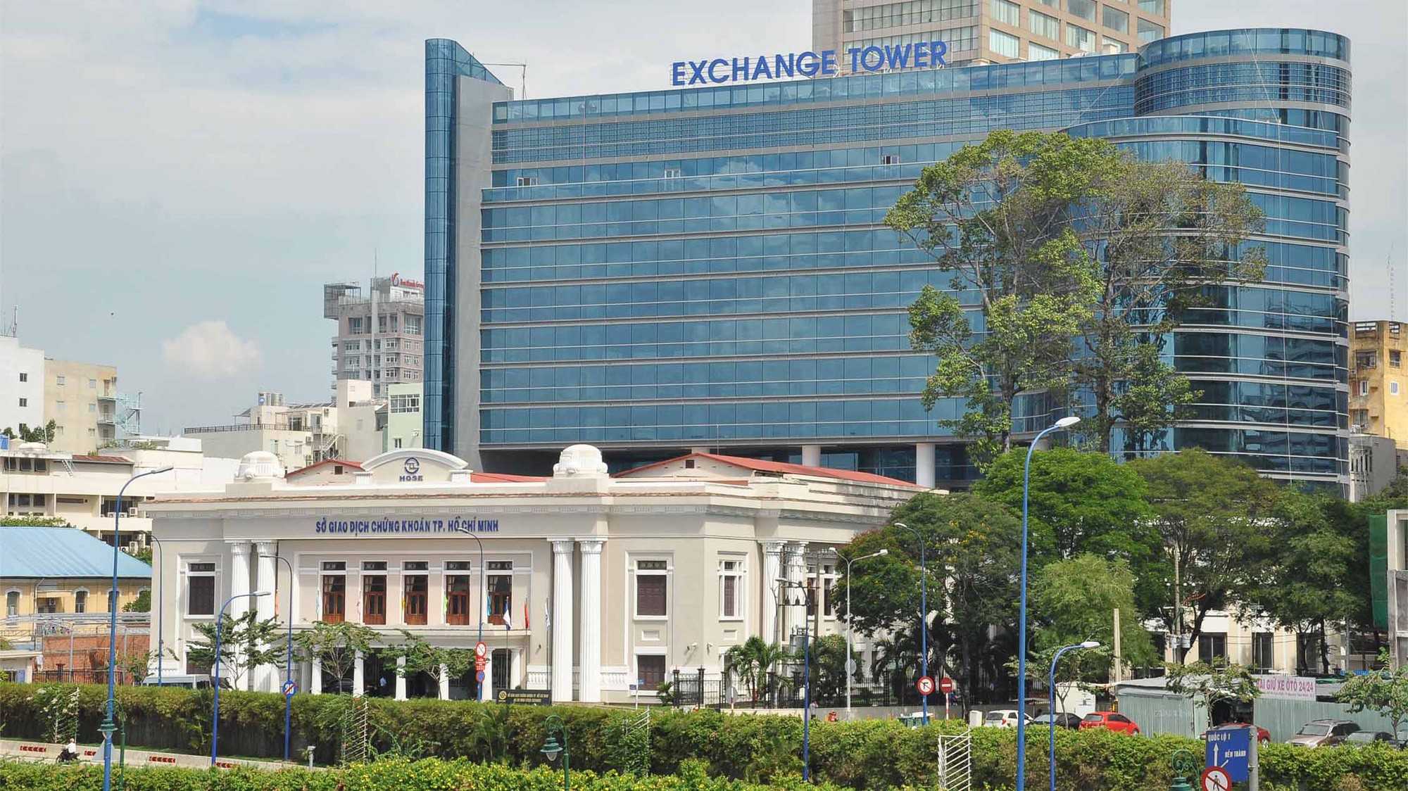 Trụ sở HOSE tại Tp.HCM. HOSE đã phải tạm ngừng giao dịch trong các ngày 23-24/1/2018 để khắc phục sự cố và kiểm thử với các công ty chứng khoán thành viên toàn thị trường trước khi chính thức mở cửa thị trường trở lại, để đảm bảo an toàn và chính xác cho hệ thống giao dịch.