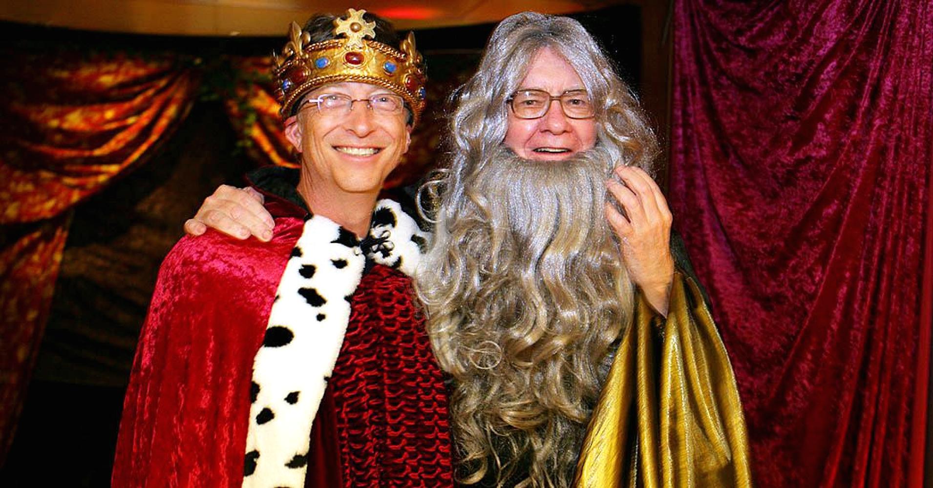 Bill Gates (trái) và Warren Buffett trong một buổi tiệc hóa trang - Ảnh: Gia đình Bill Gates/CNBC.<br>