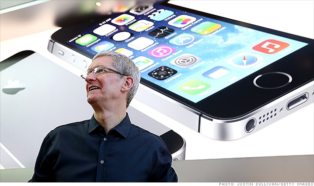 Apple cho biết, hãng đã bán được 33,8 triệu chiếc điện thoại thông minh 
iPhone trong quý 3, cao hơn mức ước tính 32 triệu máy của các nhà phân tích - Ảnh: CNN.