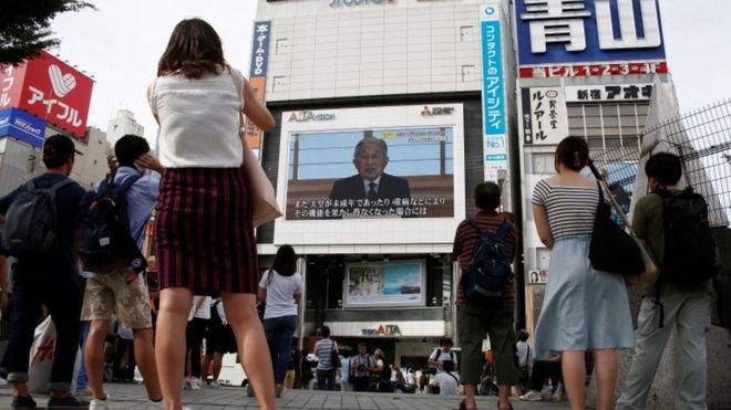 Người dân Nhật theo dõi bài phát biểu của Nhật hoàng Akihito trên truyền hình ngày 8/8 - Ảnh: Reuters/BBC.<br>