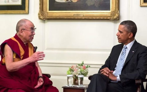Tổng thống Mỹ Barack Obama tiếp Đạt Lai Lạt Ma ở Nhà Trắng năm 2014 - Ảnh: Nhà Trắng/BBC.<br>