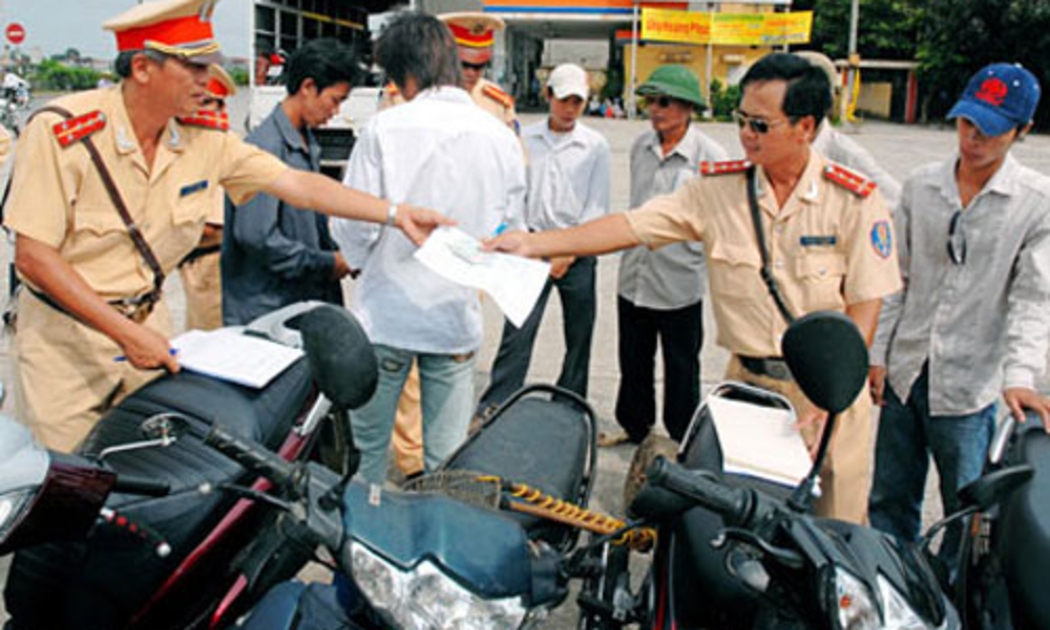 Thu phạt hành chính trong lĩnh vực giao thông năm 2011 là 2.540,770 tỷ đồng, năm 2012 là 1.998,8 tỷ đồng.
