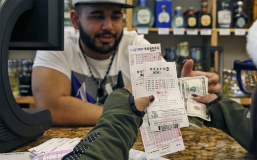 Hiệp hội Xổ số Liên bang Mỹ cho biết, xác suất trúng thưởng Powerball chỉ là 1/292,2 triệu - Ảnh: AP.<br>