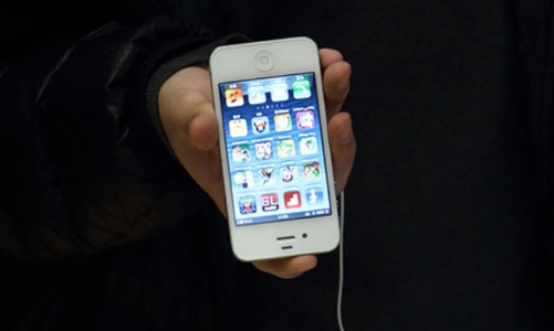 Apple điều tra vụ điện giật khi dùng iPhone đang sạc
