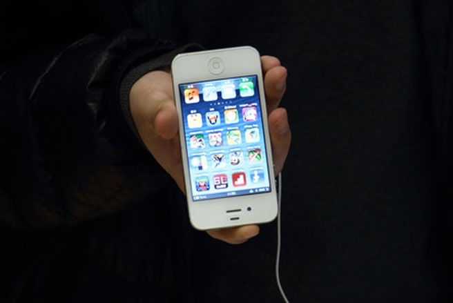 iPhone 5 là một trong những mẫu smartphone đang được người tiêu dùng thế giới quan tâm - Ảnh: Bloomberg.<br>