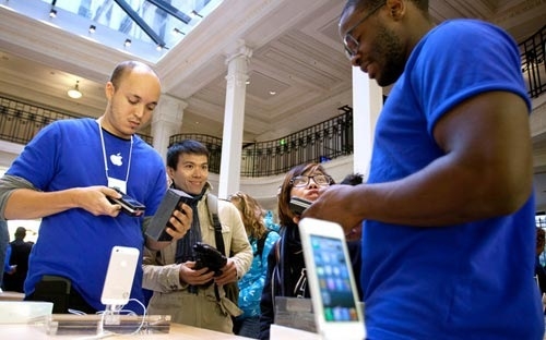 Cổ phiếu của Apple đã tăng vọt trở lại trong phiên giao dịch ngày 23/4 nhờ công bố doanh thu vượt dự báo của giới phân tích và doanh số iPhone, iPad tốt hơn kỳ vọng.<br>