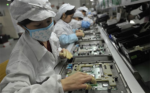 Công nhân làm việc trong nhà máy Foxconn ở Thâm Quyến - Ảnh: AFP.<br>