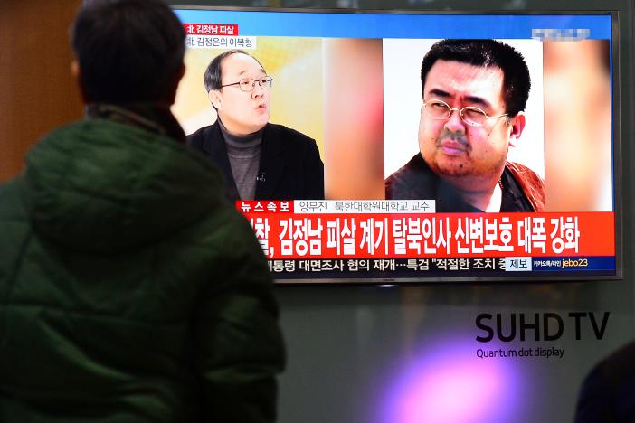 Một màn hình TV cỡ lớn ở Seoul Hàn Quốc phát bản tin về cái chết của ông Kim Jong Nam, hôm 14/2 - Ảnh: Reuters.<br>