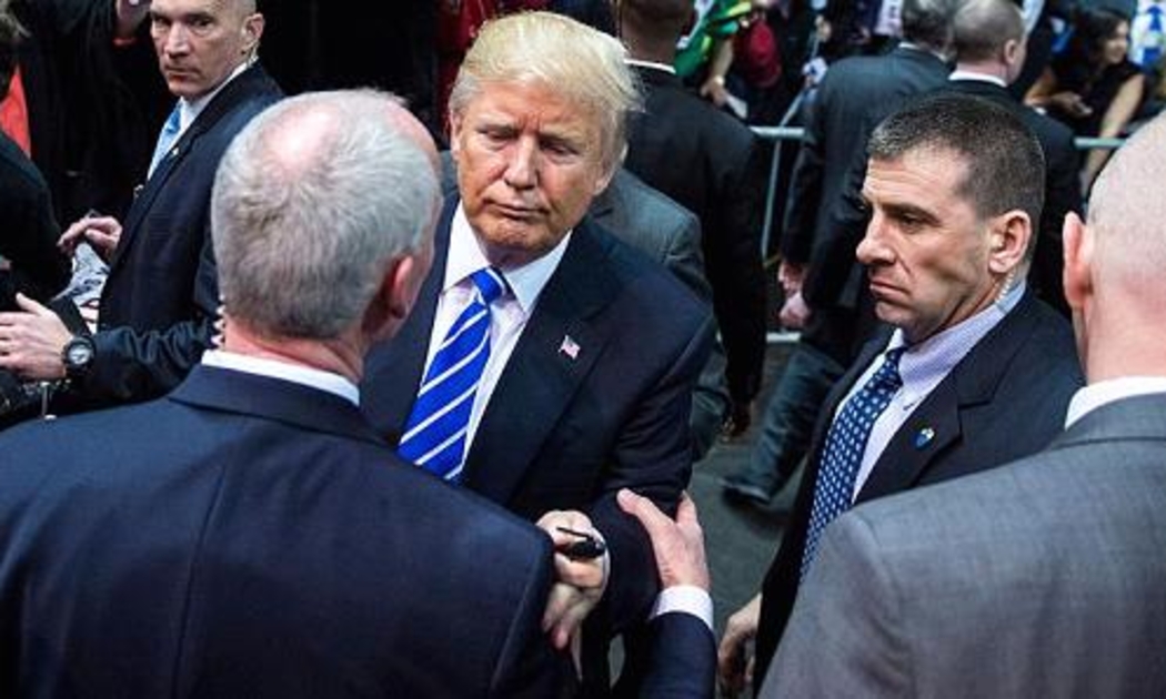 Nhân viên Mật vụ Mỹ bảo vệ Donald Trump trong chiến dịch tranh cử Tổng thống - Ảnh: Getty/CNBC.