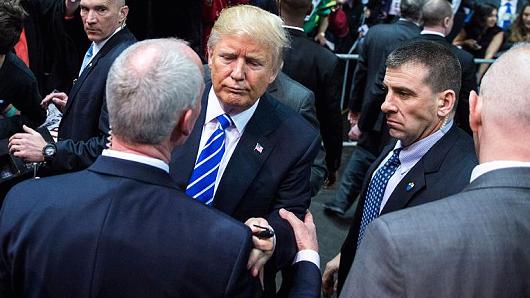 Nhân viên Mật vụ Mỹ bảo vệ Donald Trump trong chiến dịch tranh cử Tổng thống - Ảnh: Getty/CNBC.<br>