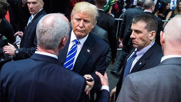 Mật vụ Mỹ phải trả tiền khi ngồi máy bay của Trump