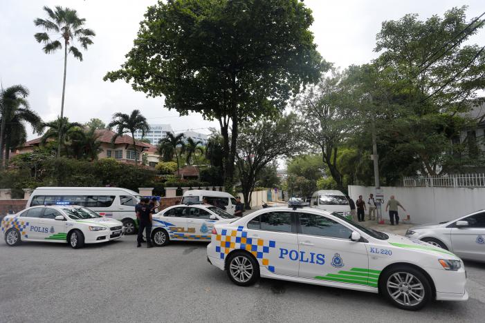 Xe cảnh sát Malaysia chắn lối vào đại sứ quán Triều Tiên ở Kuala Lumpur ngày 7/3 - Ảnh: Reuters.<br>