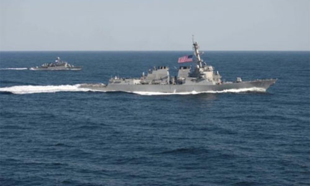 Tàu khu trục Mỹ USS Lassen (phải) trong một cuộc tập trận gần bán đảo Triều Tiên hồi tháng 3/2015 - Ảnh: Reuters.<br>