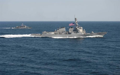 Tàu khu trục Mỹ USS Lassen (phải) trong một cuộc tập trận gần bán đảo Triều Tiên hồi tháng 3/2015 - Ảnh: Reuters.<br>