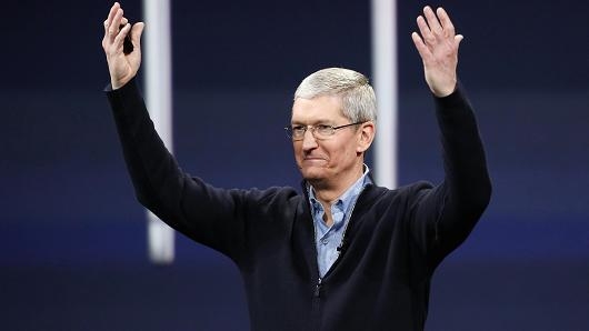 CEO Apple Tim Cook. Capital Economics ước tính hiện Apple đang “giấu” số lợi nhuận tích lũy 91,5 tỷ USD ở nước ngoài - Ảnh: Getty/CNBC.<br>