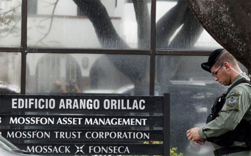 Lực lượng cảnh sát và xe tuần tra đã vây quanh tòa nhà trụ sở của Mossack Fonseca vào buổi chiều ngày 12/4 theo giờ địa phương - Ảnh: Reuters.<br>