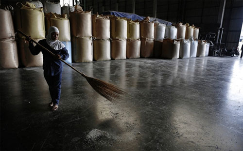 Bên trong một nhà kho chứa gạo tạm trữ của Chính phủ Thái Lan - Ảnh: Getty.<br>