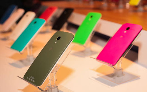 Lớp vỏ phía sau của Moto X có tới 18 màu khác nhau, trẻ trung hơn nhiều so với những thông tin rò rỉ trước đó về sản phẩm này - Ảnh: Cnet.<br>