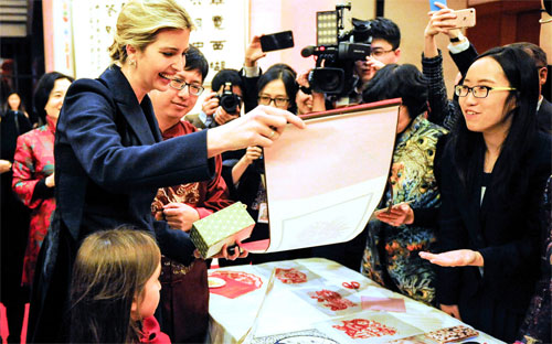 Ivanka Trump và con gái Arabella thăm đại sứ quán Trung Quốc nhân dịp Tết Nguyên đán hôm 1/2 - Ảnh: Tân Hoa Xã/Bloomberg.<br>