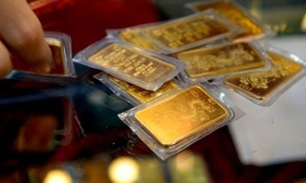 Giá vàng trong nước vẫn đang giữ một khoảng cách lớn so với giá vàng quốc tế quy đổi.