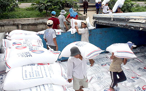 Trong số các mặt hàng nông sản xuất khẩu lớn nhất, thì gạo là mặt hàng 
tăng mạnh về khối lượng xuất khẩu nhưng lại giảm về kim ngạch. 