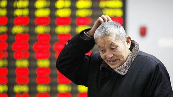 Giới đầu tư bán tháo, chứng khoán Trung Quốc sụt 5%