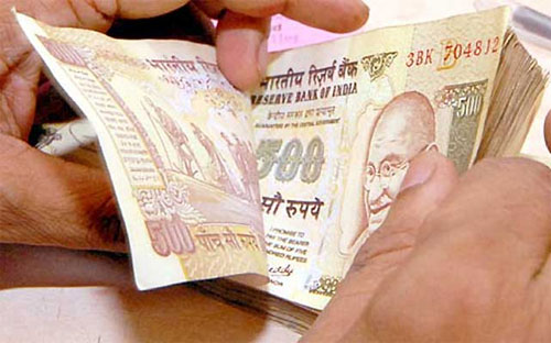 Đồng Rupee mất giá đã thúc đẩy những người Ấn đi lao động xuất khẩu ở vùng Vịnh gửi tiền về nước nhiều hơn 