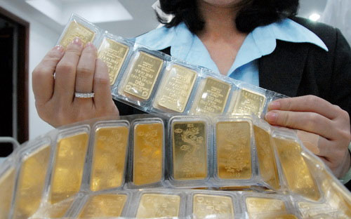 Các công ty kim hoàn lớn cùng mở cửa giao dịch trở lại trong sáng ngày 
hôm nay, với giá vàng niêm yết đồng loạt giảm mạnh so với thời điểm 
trước Tết.