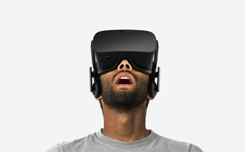 Một người dùng đang trải nghiệm kính thực tế ảo Rift của Facebook - Ảnh: Forbes.<br>