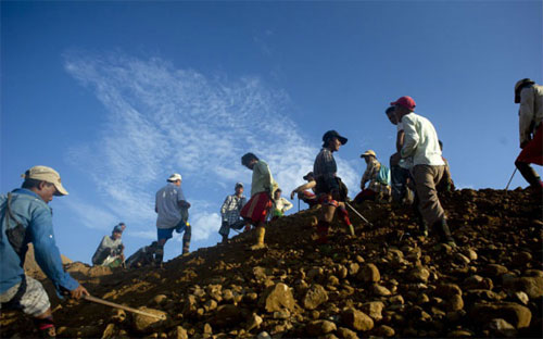 Khai thác đá quý tại một mỏ ở bang Kachin, Myanmar.<br>