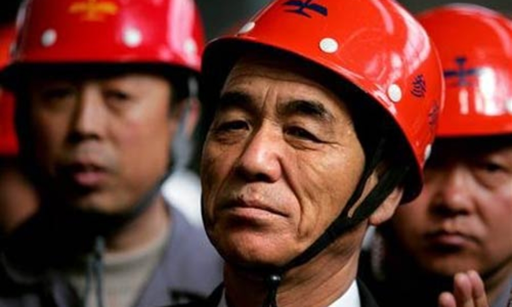 Thủ tướng Triều Tiên Pak Pong Ju (giữa) trong chuyến thăm nhà máy thép Anshan, Trung Quốc hồi tháng 3/2005 - Ảnh: Reuters.