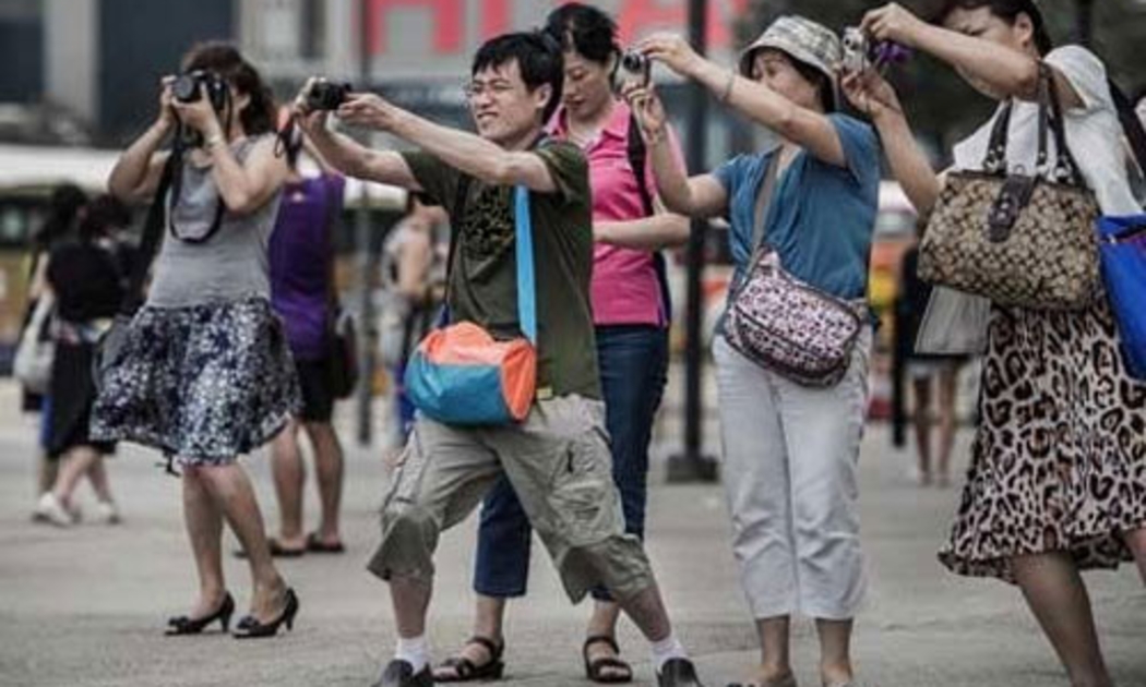 Năm 2012, số lượt du lịch nước ngoài của người Trung Quốc tăng lên 83 triệu lượt, từ mức 10 triệu lượt vào năm 2000, và tổng mức chi tiêu lên tới 102 tỷ USD.