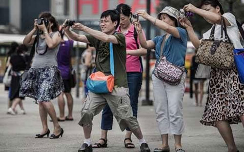 Năm 2012, số lượt du lịch nước ngoài của người Trung Quốc tăng lên 83 
triệu lượt, từ mức 10 triệu lượt vào năm 2000, và tổng mức chi tiêu lên 
tới 102 tỷ USD.