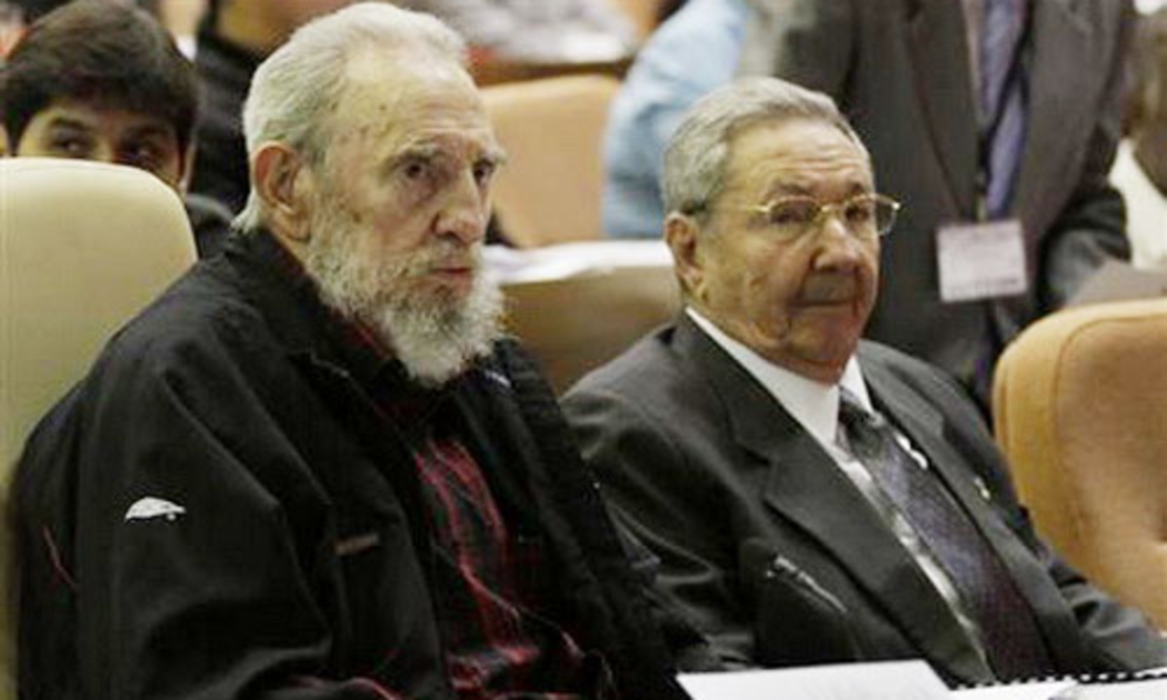 Lãnh tụ Cuba Fidel Castro (bên trái) và người em trai Raul Castro - Ảnh: Reuters.