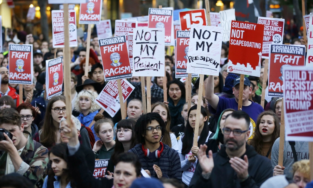 Biểu tình phản đối Donald Trump trúng cử Tổng thống Mỹ ở Seattle ngày 9/11 - Ảnh: AP/Bloomberg.