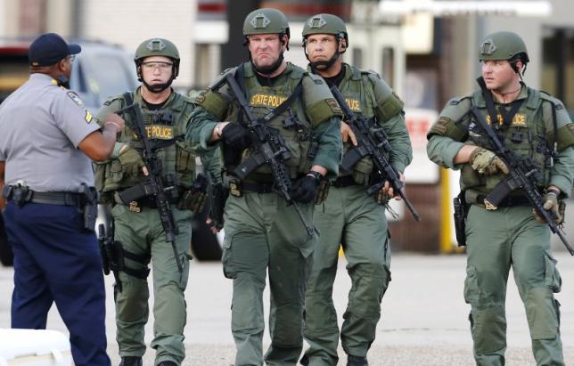 Cảnh sát Mỹ tại hiện trường vụ phục kích sát hại 3 cảnh sát ở Baton Rouge ngày 17/7 - Ảnh: Reuters.<br>