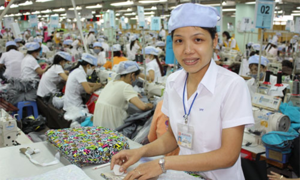 Công nhân làm việc trong một nhà máy hàng dệt may xuất khẩu của Việt Nam.<br>