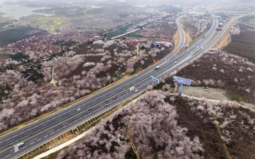 Một tuyến đường cao tốc ở Quý Dương, Quý Châu, Trung Quốc - Ảnh: Reuters.<br>