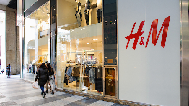 Một cửa hiệu của hãng bán lẻ thời trang H&amp;M.<br>