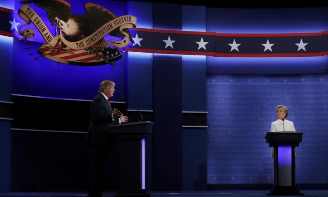Hai ứng cử viên Tổng thống Mỹ Donald Trump và Hillary Clinton trong cuộc tranh luận cuối cùng - Ảnh: Reuters.