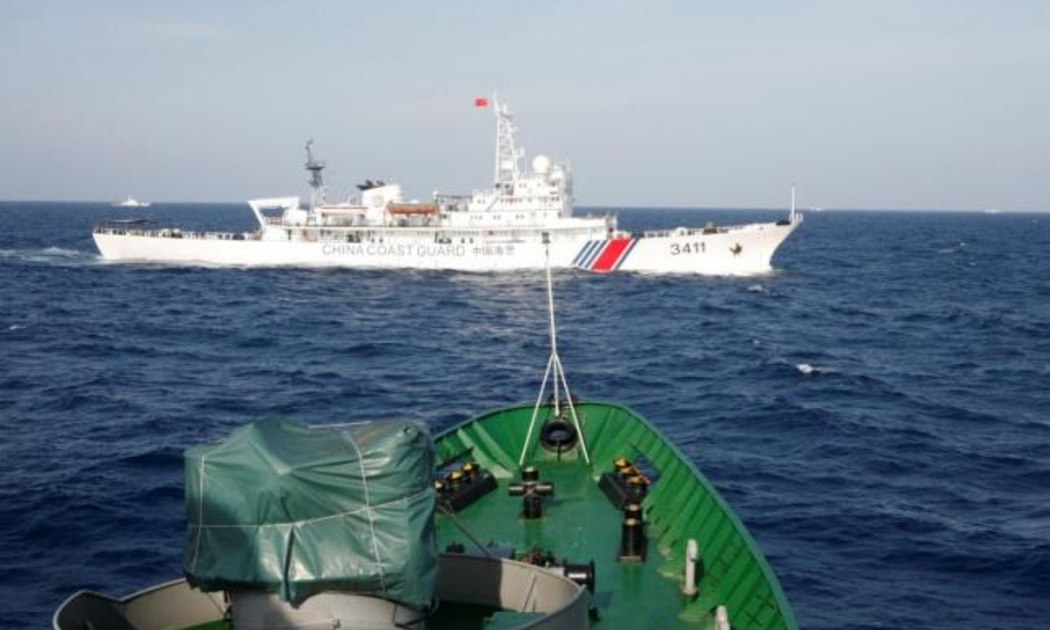 Một tàu hải cảnh Trung Quốc nhìn từ tàu cảnh sát biển Việt Nam ngày 14/5/2014 - Ảnh: Reuters.<br>