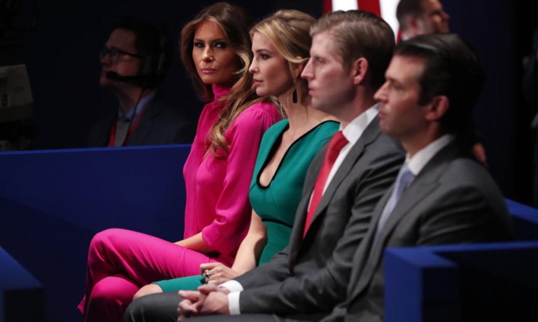 Bà Melania Trump (ngoài cùng bên trái) cùng các con riêng của chồng là Donald Trump theo dõi cuộc tranh luận thứ hai giữa hai ứng cử viên Tổng thống hôm 9/10 - Ảnh: New York Times.