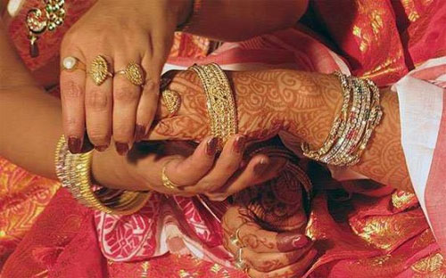 Người Ấn thường tặng nữ trang bằng vàng trong các đám cưới và mua vàng 
trong các dịp dễ hội vì tin rằng, cách làm như vậy sẽ đem đến cho họ vận
 may.