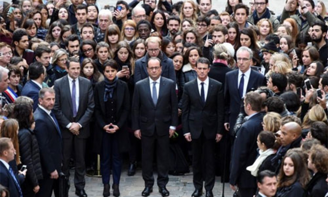 Tổng thống Pháp Francois Hollande cùng các quan chức Pháp dành một phút mặc niệm các nạn nhân vụ khủng bố ngày 13/11 ở Paris tại Đại học Sorbonne, Paris ngày 16/11 - Ảnh: Reuters.