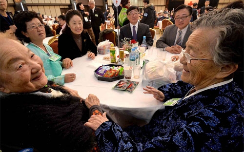 Cuộc đoàn tụ của một gia đình Triều Tiên bị ly tán - Ảnh: Getty/Bloomberg.<br>
