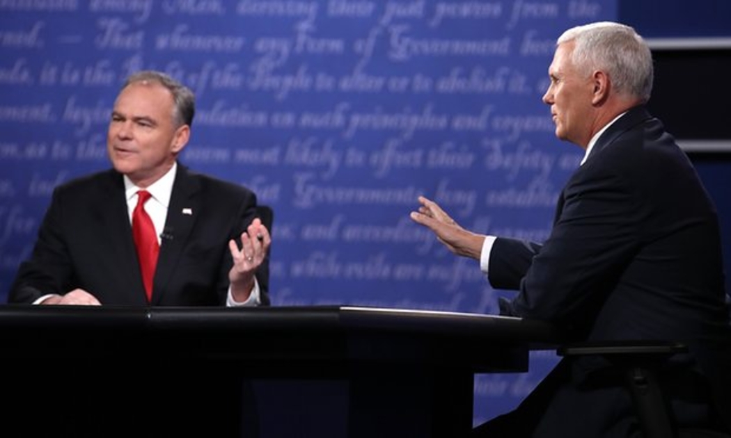 Hai ứng cử viên Phó tổng thống Mỹ Tim Kaine và Mike Pence trong cuộc tranh luận ngày 4/10 - Ảnh: Getty.