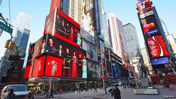 Quảng cáo về Trung Quốc trên Quảng trường Thời đại ở Mỹ - Ảnh: The Economist.<br>