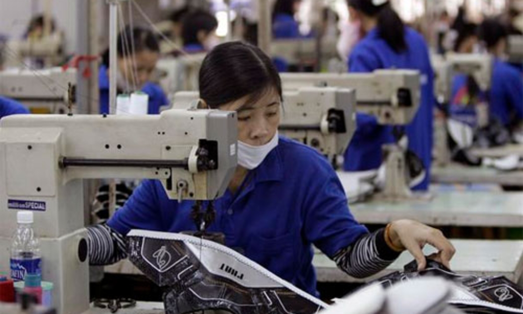 Công nhân làm việc trong một nhà máy sản xuất giày ở Việt Nam - Ảnh: AP.<br>