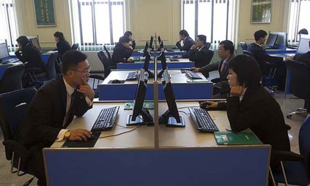 Sinh viên trường Đại học Bình Nhưỡng sử dụng máy tính để nghiên cứu và học tập - Ảnh: AP.